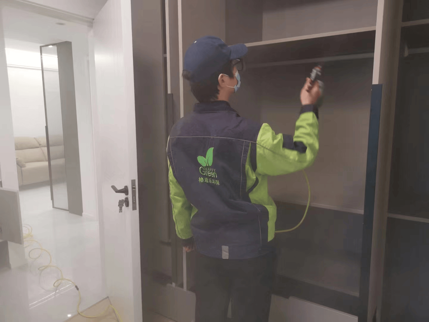餐厅里,工作人员用详细图纸向业主描绘除醛施工流程与时间安排,明确每个阶段工作内容与预计完成时间,同时告知业主施工期间需配合的事项,业主提出疑问并与工作人员沟通。